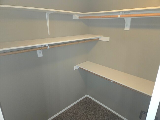 Building Photo - Beautiful Boulder Pointe Home! 3bd / 2ba + Office - No Students! - Small Pets Considered!! Avail....