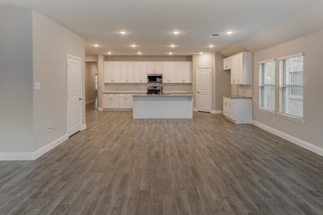 Building Photo - 5917 Bellflower Dr