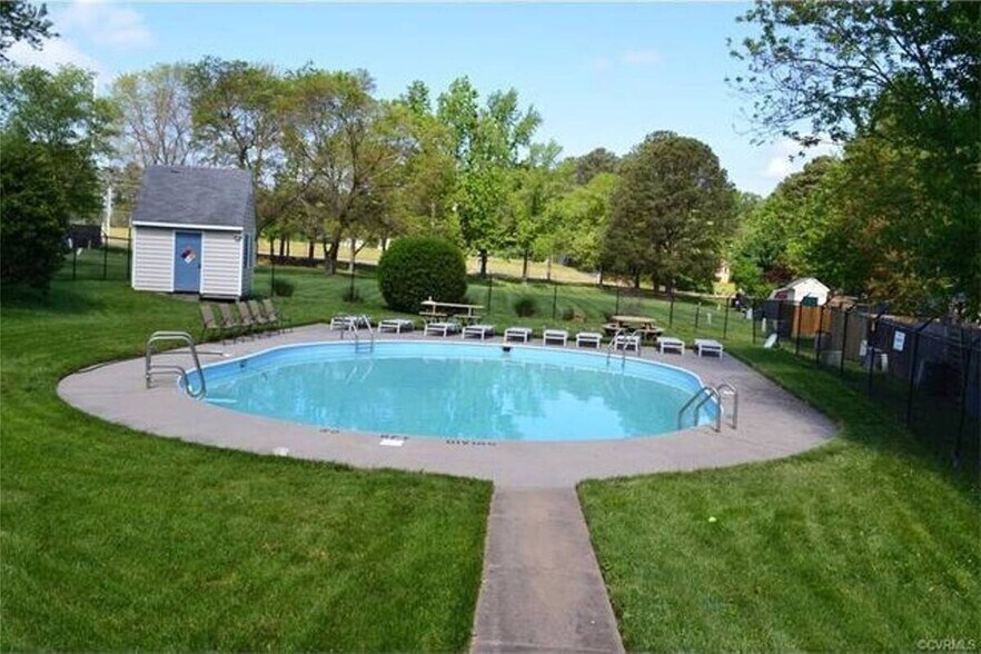 Community pool, 300 ft from the house - 19 Ashinghurst Rd