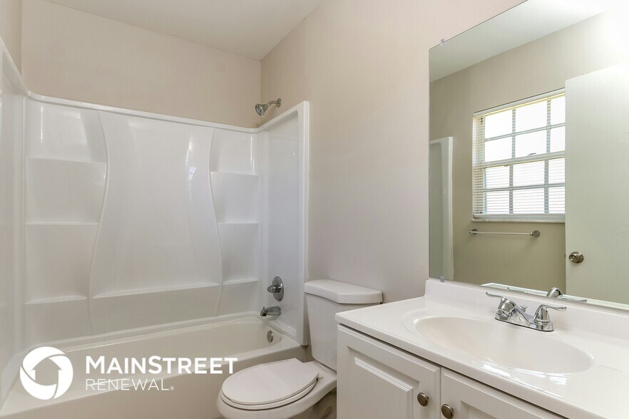 Building Photo - 2250 SE Baron St