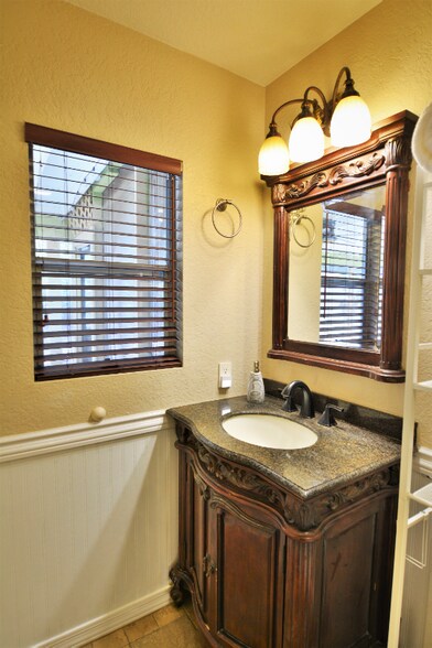 Building Photo - 909 N Matterhorn Rd