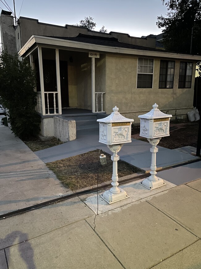 Front street entry view. security gate open) - 10119 Fernglen Ave