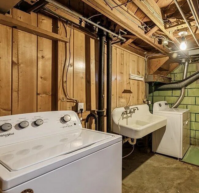 Building Photo - Terrific two bedroom home in Rock Island!