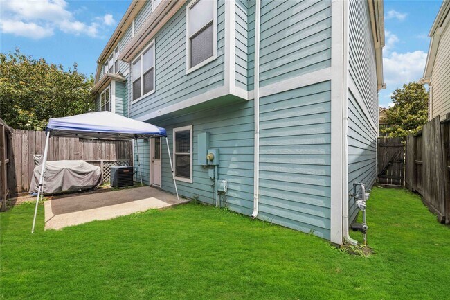 Building Photo - 7014 Woodridge Row Dr