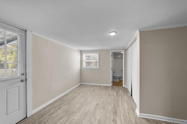 Building Photo - Updated 2 bed, 2 bath bungalow close to do...