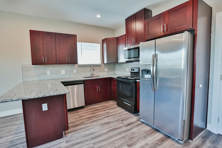 Building Photo - 3245 Dixie Dr