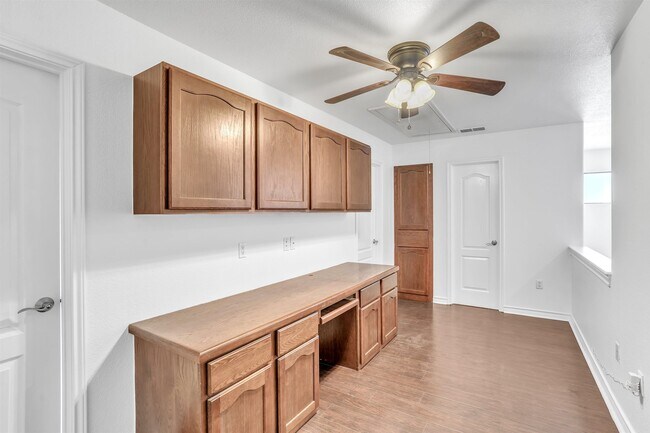 Building Photo - 9813 Sandhill Dr