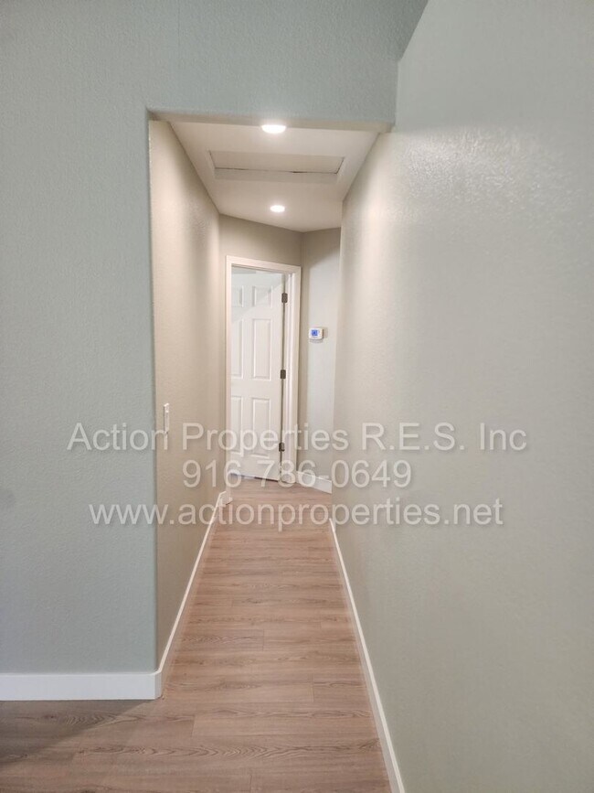 Building Photo - West Roseville 3 bedroom 2 bathroom 1406 sqft Three Car Garage Walking to Wood Creek High