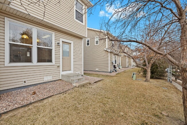 Building Photo - Well maintained pet friendly townhome, close to downtown.