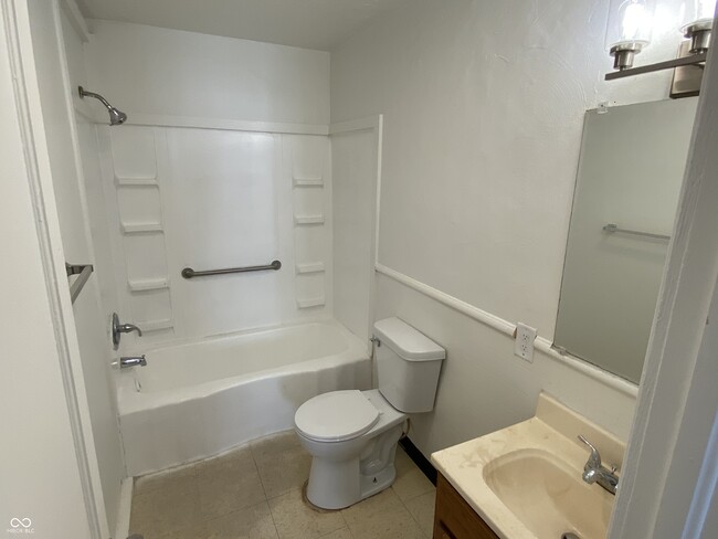 Building Photo - 702 W 23rd St