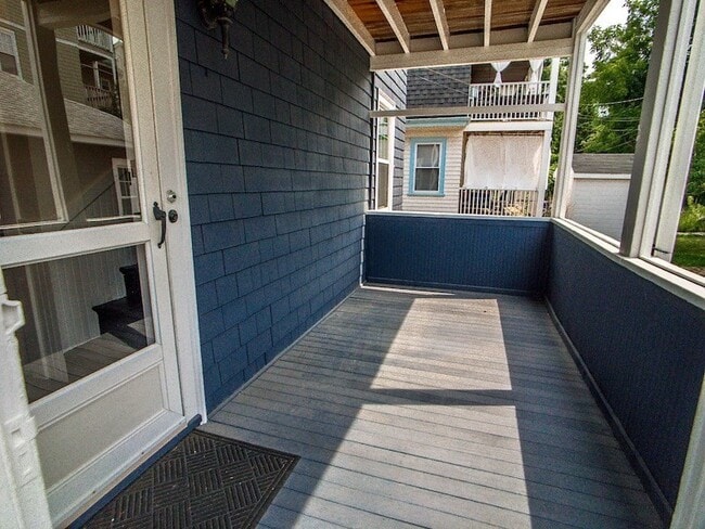 Building Photo - 21 Bradwood St