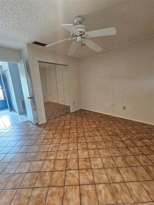 Building Photo - 263 Deerfield Ct