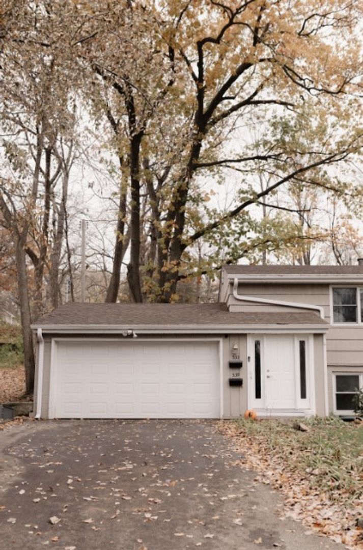 Building Photo - 533 Maple Square