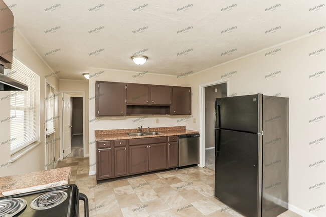 Building Photo - 2494 W Kemper Rd