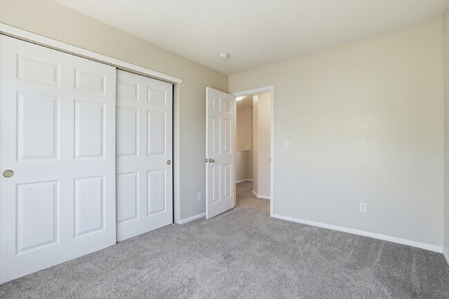 Building Photo - $2,735.95 - 3 Bed, 2.5 Bath Townhome in Aurora with In Unit Laundry!