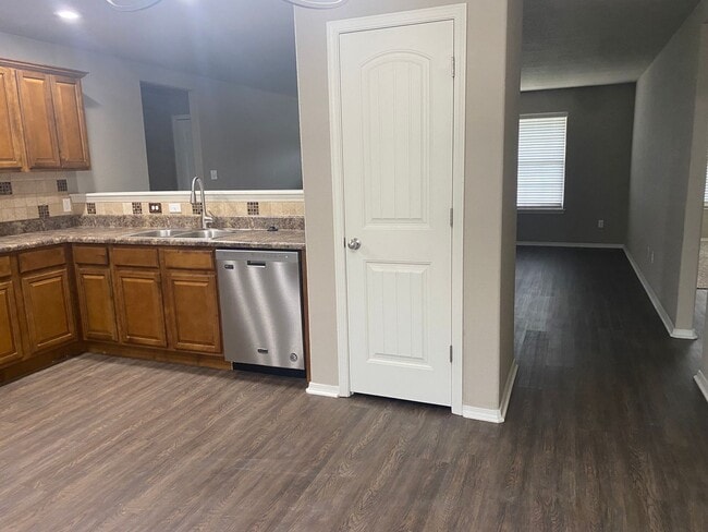 Building Photo - 501 Ridge Point Dr