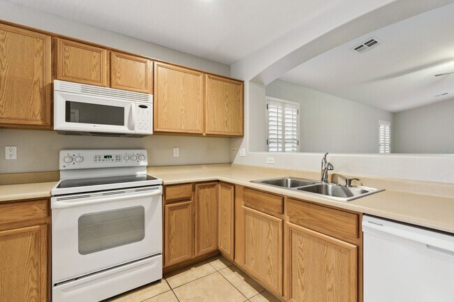 Building Photo - 3 Bed, 2 Bath Home in Power Ranch Subdivis...
