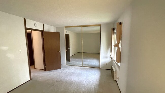 Building Photo - Walnut Creek! 1 bedroom 1 bath  excellent location walk to Bart & Bay Club, minutes to Downtown!
