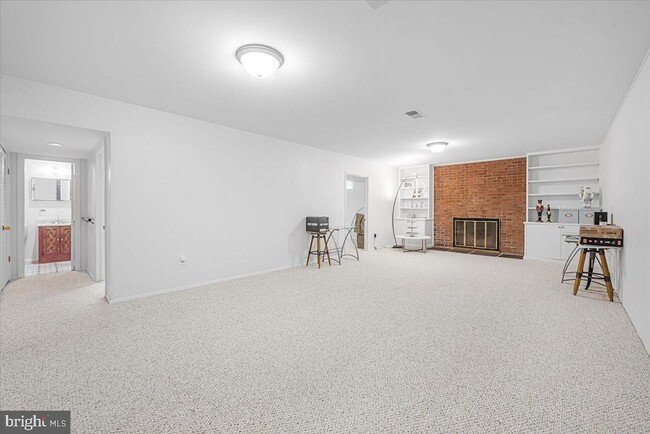 Building Photo - 4025 N River St