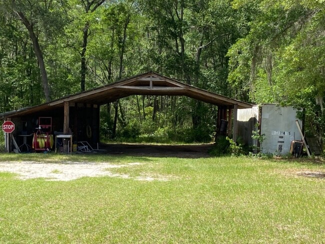 Building Photo - 3 Bedroom, 2 Bath home just outside of Liv...