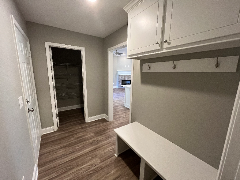 Building Photo - 541 Silver Hill Dr