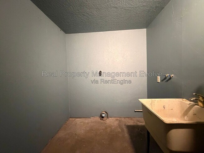 Building Photo - 2320 W Rose Ln