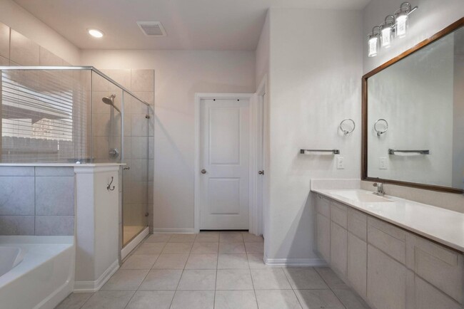 Building Photo - 14018 Lago Crk Ct