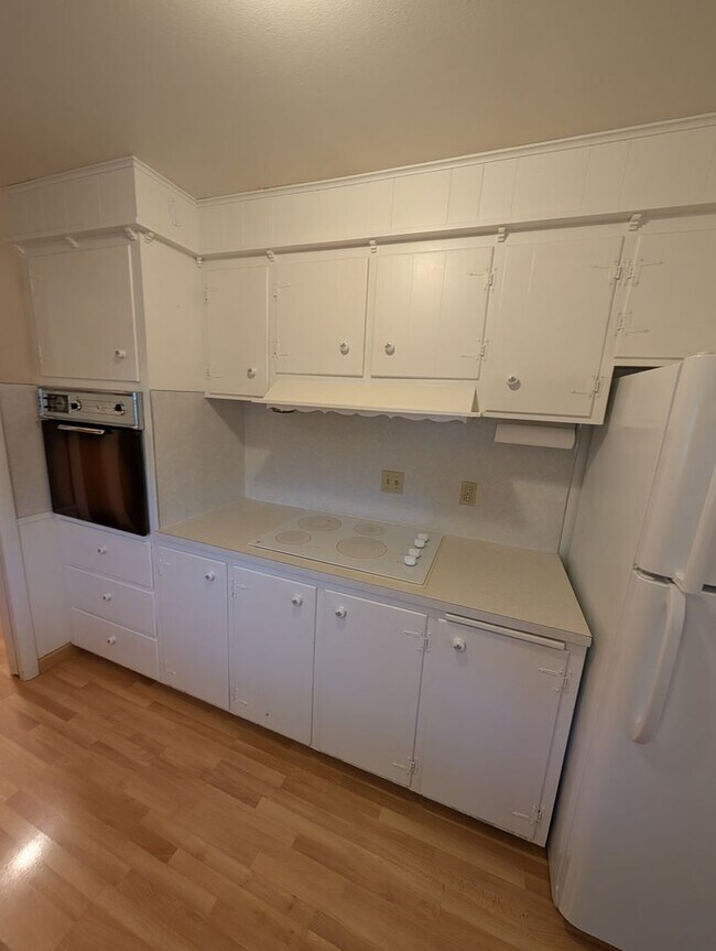 Building Photo - 675 University Dr
