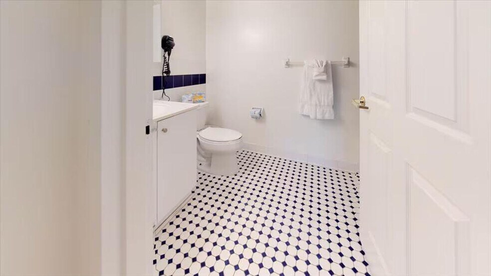 Building Photo - 330 River St