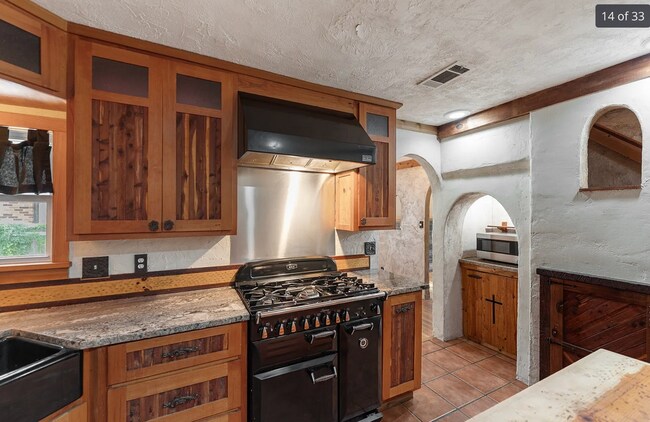 Building Photo - Stunning 4-bedroom, 2-bathroom Home