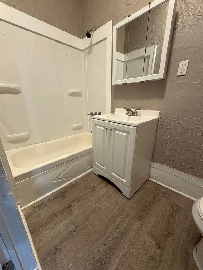 Building Photo - Two Bedroom Single Family Home!