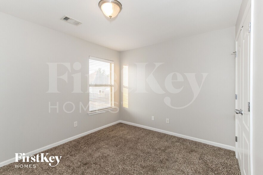 Building Photo - 2045 Kensington Ct