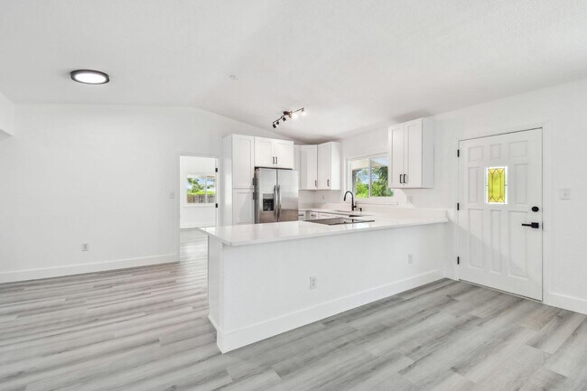 Building Photo - 695 Sunset Dr