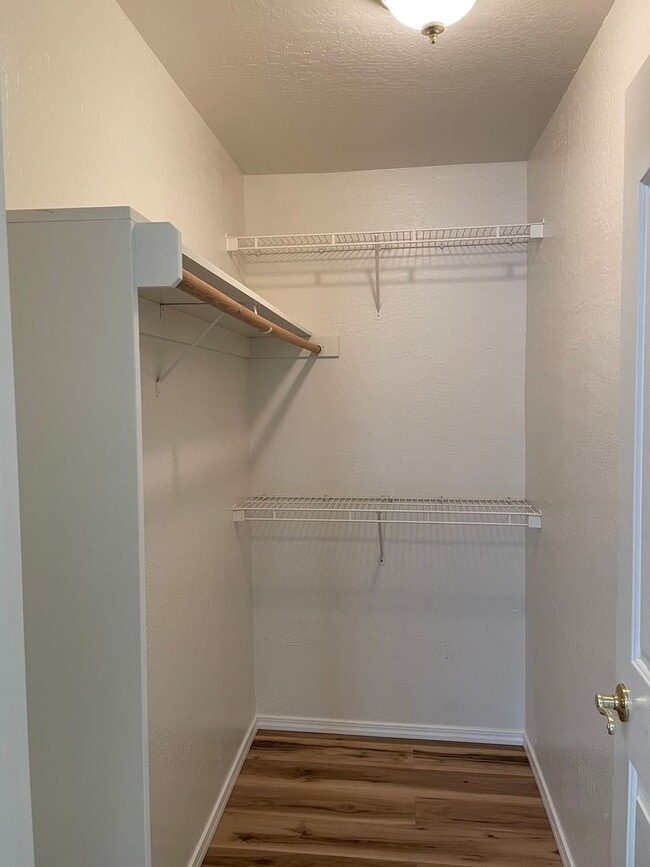 Building Photo - Very Nice 3 Bedroom 2 Bath Duplex-Located ...