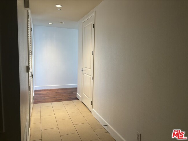 Building Photo - 848 Irolo St