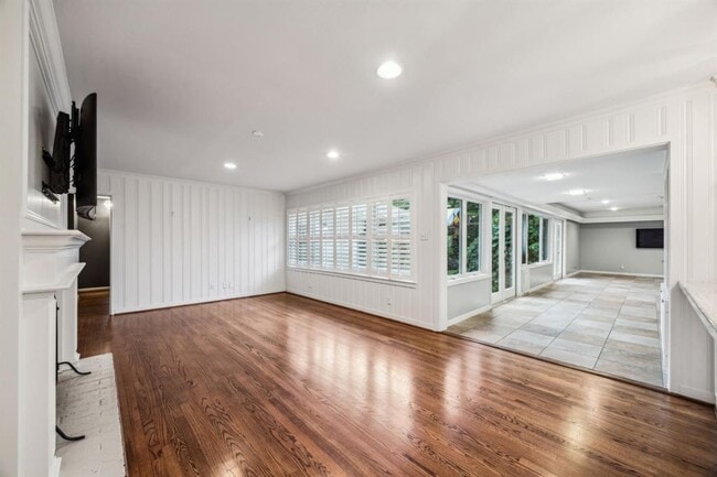 Building Photo - 5659 Chevy Chase Dr