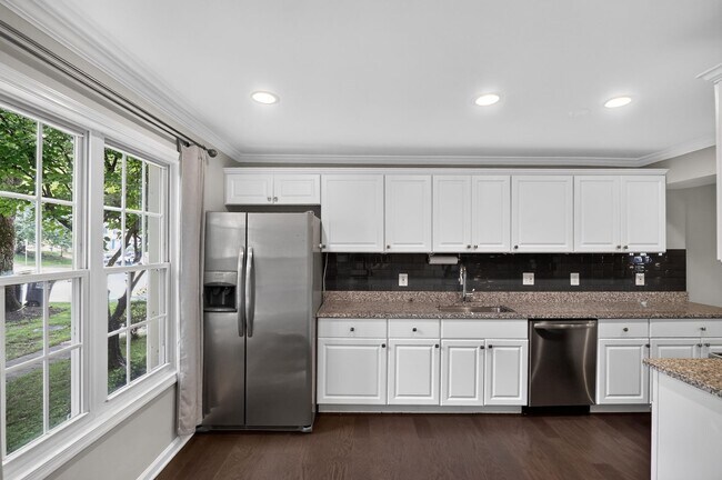 Building Photo - Well maintained, Bright & Spacious 3 BR/3.5 BA Townhome w/ Parking & Private patio - Pets Welcome!
