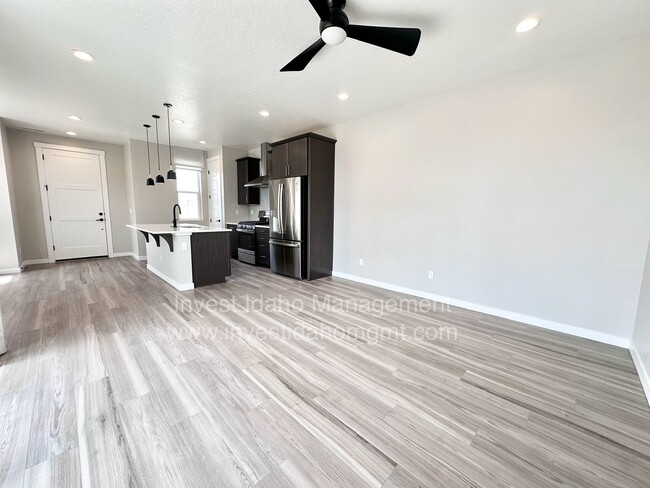 Building Photo - $500 move in credit! Luxury Living in the ...