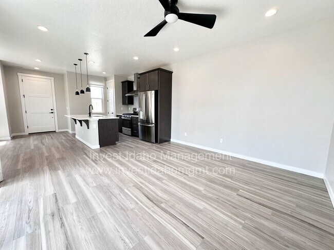 Building Photo - Luxury Living in the Heart of Star, ID – Gated Townhome with High-End Finishes