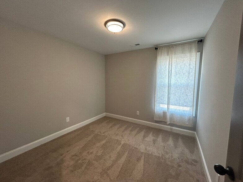 Building Photo - 163 Susan Lynn Dr