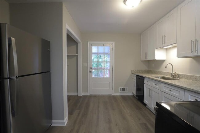 Building Photo - 4732 Valley Dale Dr SW