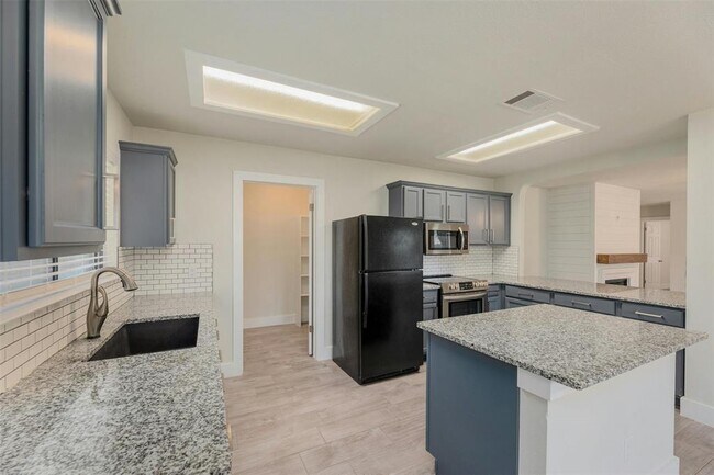 Building Photo - 705 Catumet Dr