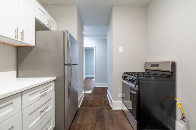 Building Photo - 7420 N Damen Ave