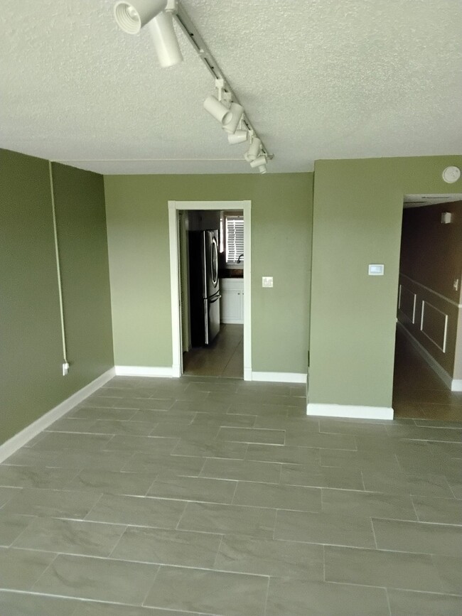 Building Photo - "Spacious 2-Bed, 2-Bath Condo in Prime Sem...