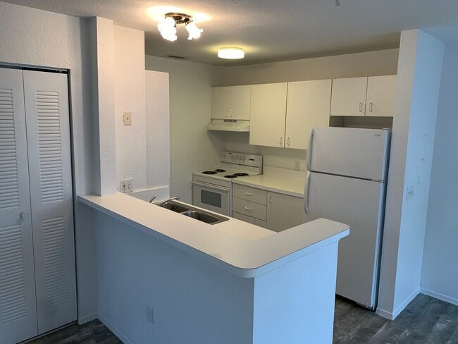Building Photo - Central Park II Condos -  Downtown Sarasota Annual Rental 1-Bedroom 1-Bath $1595