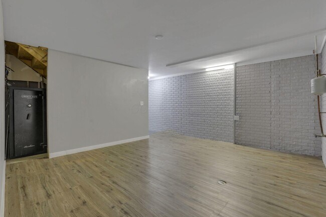 Building Photo - 1701 Marigold St