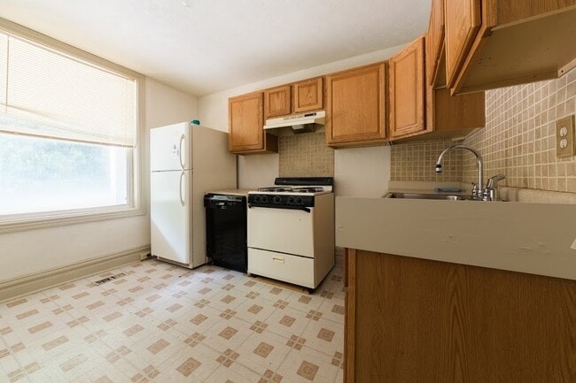 Building Photo - AVAILABLE JUNE 2026 - Great Location with Off-Street Parking Spot !