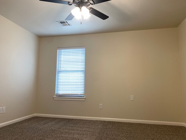 Building Photo - 3 bedroom duplex in Newcastle!