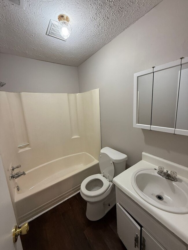 Building Photo - 11 Glenda Dr