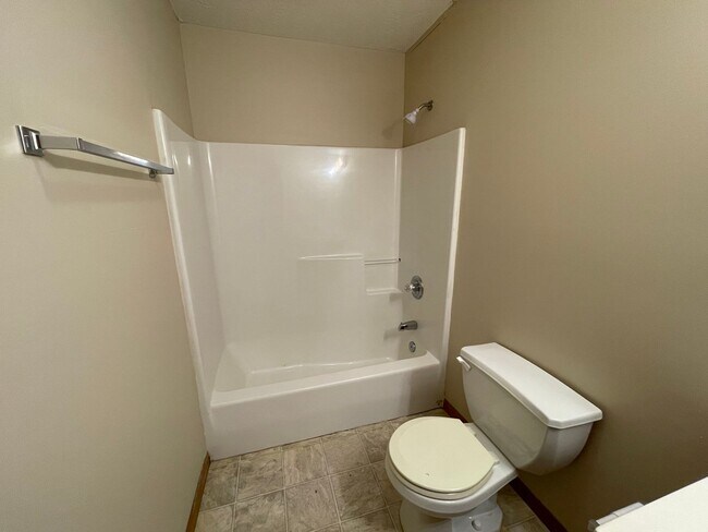 Building Photo - 3 Bedroom 3.5 Bath Townhouse